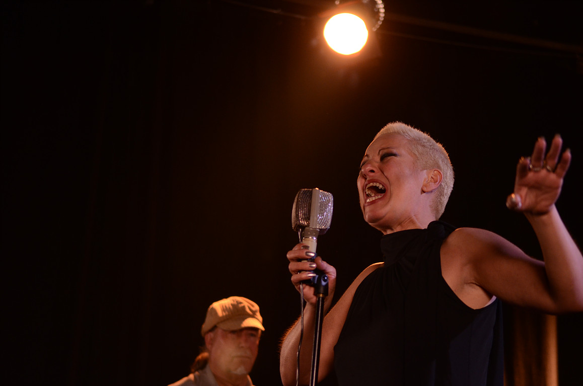 Lourdes del Pino voz Lito Blues Band